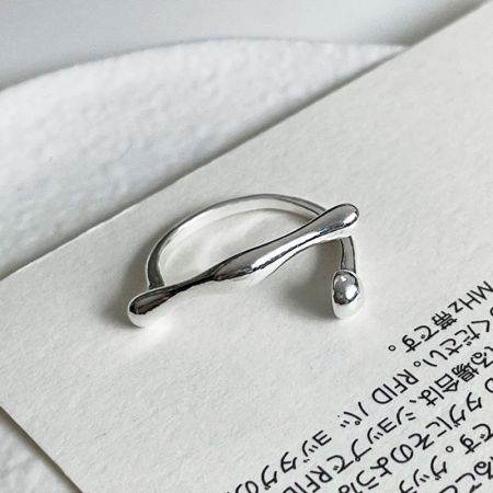 Vista detallada del anillo de plata esterlina con diseño irregular retorcido de la colección.