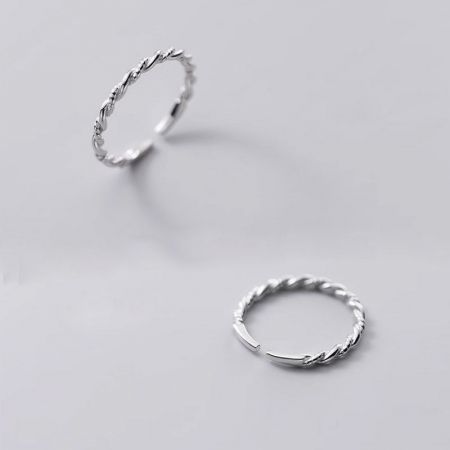 Close-up of the silver-finished 925 sterling silver rope ring.