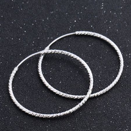 Orecchini a cerchio grandi in argento sterling 925 testurizzati da 37 mm - Un paio di orecchini a cerchio grandi in argento sterling 925 testurizzati, con un diametro di 37 mm, che mostrano un design a loop classico.