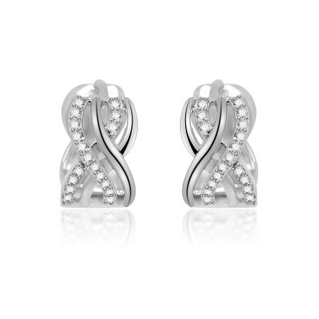 Pendientes Huggie Inter Cross con circonitas transparentes - Un primer plano de los aretes huggie Inter Cross Clear CZ, mostrando su intrincado diseño retorcido en latón chapado en rodio, adornado con brillantes piedras de circonio cúbico blanco.