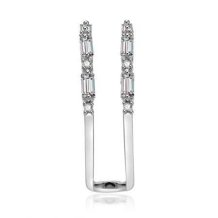 Stiliga U-formade silverörhängen med glittrande diamantdekorationer, som framhäver intrikata design detaljer.