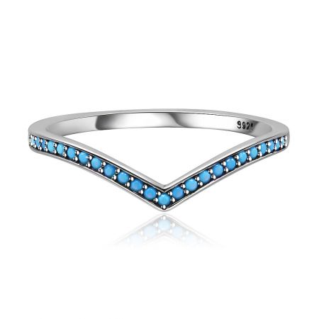 Anelli Chevron in CZ Turchese - Un elegante anello Chevron in CZ Turchese realizzato in argento sterling 925, con un design a forma di V e gemme blu vivaci.