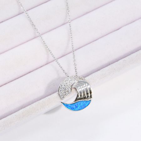 Collar de colgante de ola de ópalo azul marino y circonio de plata de ley 925 - Un impresionante collar de colgante de ola de plata de ley 925, intrincadamente detallado con ópalo azul marino y piedras de circonio brillantes, en una delicada cadena de plata.