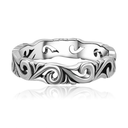 Anello retro testurizzato in argento sterling S925 - Una vista dettagliata dell'anello retro testurizzato in argento sterling S925, che mostra il suo intricato motivo a onde e la finitura ossidata.