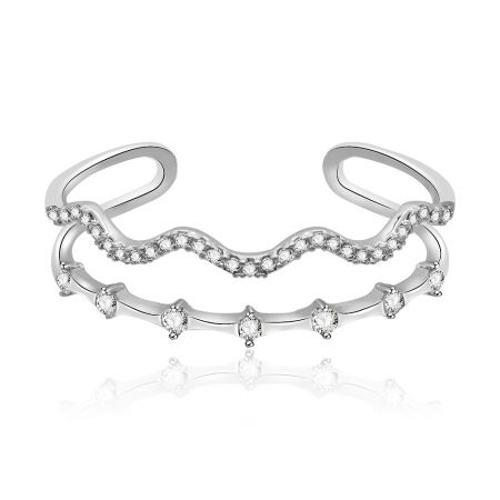 Tiara golfbandring - Close-up van de Tiara Wave Band Ring, die het elegante golvende ontwerp toont met twee lagen briljante witte cubic zirconia edelstenen op een rhodium-geplateerde messing band.