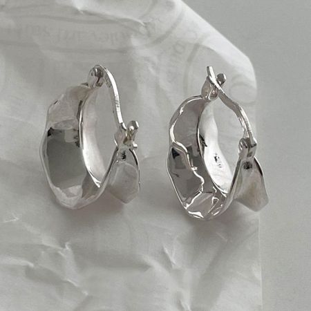 Orecchini a cerchio larghi a onda in argento sterling 925 (5 paia) - Un paio di orecchini a cerchio larghi a onda in argento sterling 925 che mostrano il loro design ondulato unico ed elegante su uno sfondo pulito.