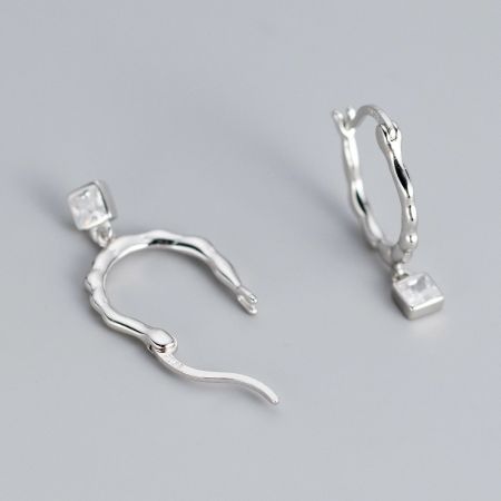 Pendientes de plata esterlina 925 con corte cuadrado retorcido de zirconia elegante - Elegantes pendientes de aro retorcidos de plata esterlina 925 con una piedra preciosa de zirconia cortada en cuadrado brillante.