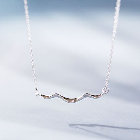 Collar de Ola de Costa Simple de Plata Esterlina 925 - Un primer plano del Collar de Ola de Costa Simple de Plata Esterlina 925, mostrando el diseño de colgante ondulado detallado y elegante.