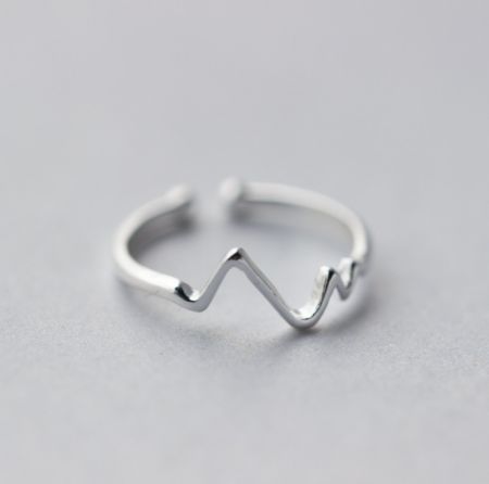 Anello Wave in argento sterling 925 - Una foto ravvicinata del prodotto dell'anello Wave in argento sterling 925 di JR Fashion, che mostra il suo design ondulato distintivo e la finitura argentata lucida.