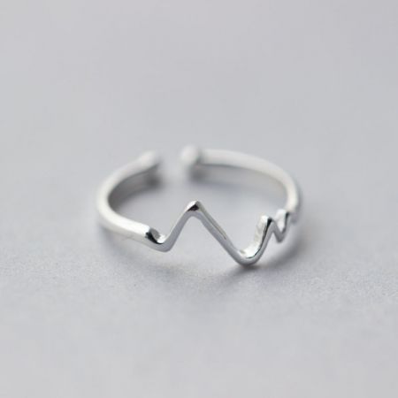Set di 5 anelli regolabili a battito cardiaco in argento sterling 925 per donne - Un primo piano di un anello regolabile in argento sterling 925 con un design unico a battito cardiaco ondulato, appoggiato su una superficie neutra.