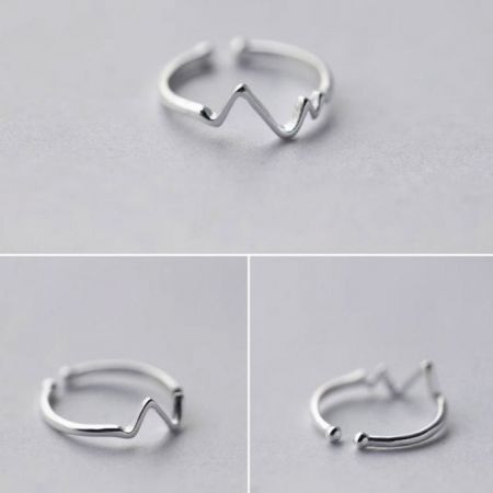 독특한 디자인을 강조하는 스털링 실버 물결 링의 여러 각도.