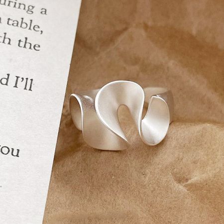 Un anillo de plata esterlina del conjunto que presenta un diseño ondulado único.