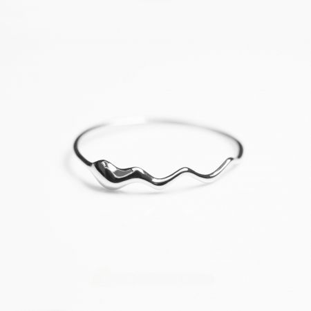 De golvende druppelring in een gepolijste 925 sterling zilveren afwerking.