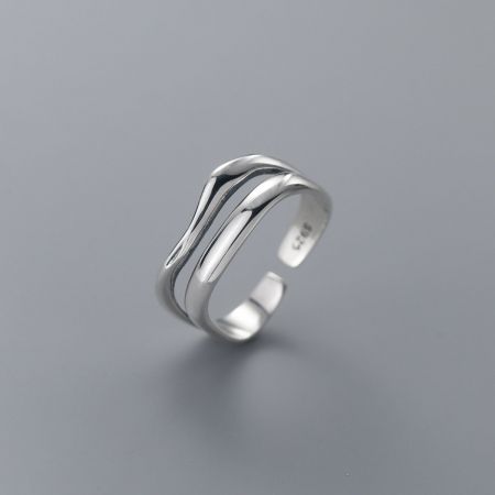 Detaillierte Ansicht des flüssigen, doppellagigen Designs des Wellenrings aus 925er Sterlingsilber.