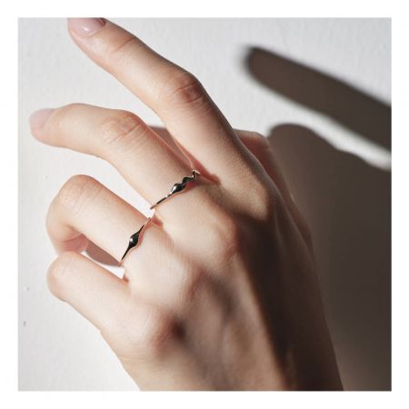 Close-up van de sterling zilveren golvende ring op de hand van een model, die de comfortabele pasvorm toont.