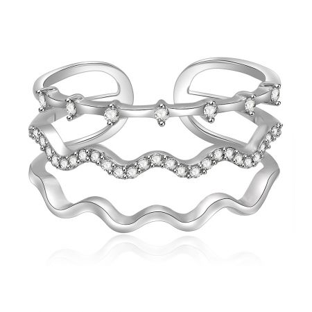 Dubbele golf CZ-ring - Drie rhodium-geplateerde Double Wave CZ Ringen, die het elegante golvende ontwerp en sprankelende witte cubic zirconia stenen tonen.