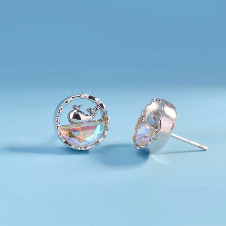 Vista laterale dell'orecchino a forma di balena in argento, che enfatizza l'artigianato della montatura in argento e i colori vivaci dell'opale.
