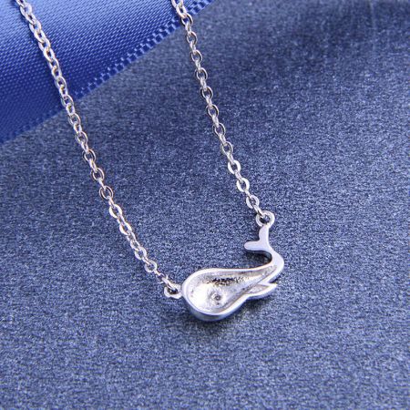 Collar con Colgante de Ballena Pequeña y Linda de Plata Esterlina 925 - Un collar con colgante de ballena de plata esterlina 925, mostrado en una toma de producto clara contra un fondo neutro.