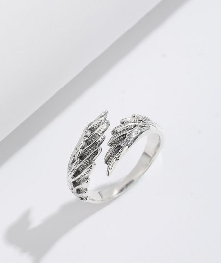 Anello antico con ali in argento sterling 925 - Un primo piano dettagliato dell'anello antico con ali in argento sterling 925, che mette in mostra i suoi intricati dettagli delle piume e la finitura antica.