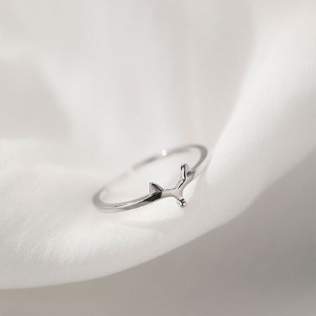 Bagues mignonnes assorties en argent sterling 925 ajustables - Une bague ajustable en argent sterling 925 avec un design délicat en forme de wishbone, faisant partie d'un ensemble de 5 bagues assorties.