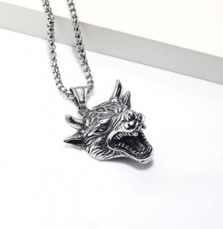 Collar de animal de acero inoxidable personalizable para hombres - Un colgante de cabeza de lobo de plata detallado en una cadena de acero inoxidable, que representa un collar de animal personalizable para hombres.