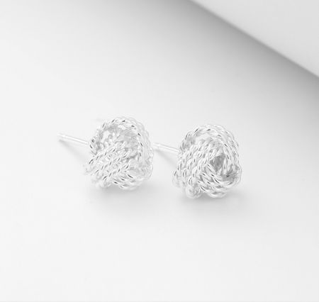 Una vista dettagliata degli orecchini a perno attorcigliati in argento sterling 925, che evidenzia il motivo intrecciato unico.