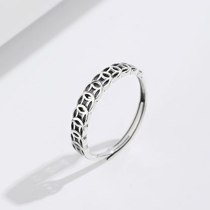 Nahaufnahme eines Silberrings mit einzigartigem geflochtenem Muster, Teil des verstellbaren Ring-Sets.