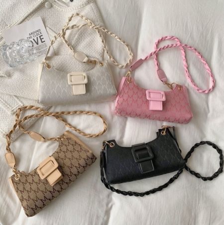 複数の色で利用可能なガーリーストラップハンドバッグのコレクションで、カスタマイズオプションを強調しています。