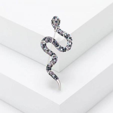 Un vibrante broche de serpiente con piedras preciosas multicolores, mostrando su variante colorida.