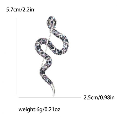 Una vista en primer plano del broche de serpiente destacando el detallado trabajo de strass.