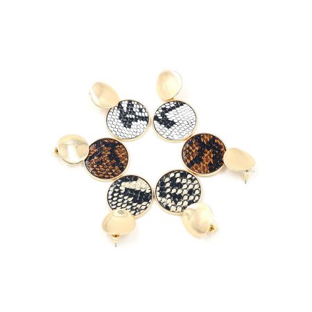 Une collection de boucles d'oreilles en cuir PU en motif de serpent présentant diverses options de couleurs personnalisables.