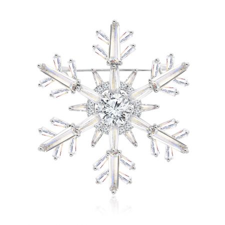 Broche navideño de copo de nieve con circonia - Una vista frontal detallada del broche de copo de nieve chapado en rodio, diseñado intrincadamente con piedras de circonio cúbico blanco brillantes.