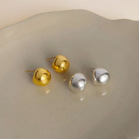 シンプルな錆びたデザインの小さなグリーンピースボタンスタッドピアス（5ペアセット） - 高品質の真鍮で作られた金と銀のメッキを施した2ペアのシンプルな錆びたデザインの小さなグリーンピースボタンスタッドピアスのセット。