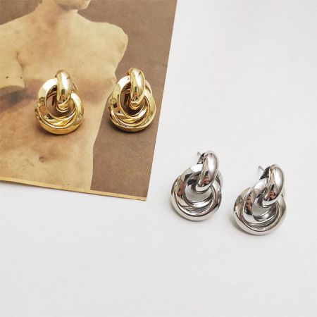 Boucles d'oreilles à clou multi-couches en laiton pour un usage quotidien en gros. - Une paire en or et une paire en argent de boucles d'oreilles à clou multi-couches avec un design en spirale, présentées sur un fond blanc pour la vente en gros.