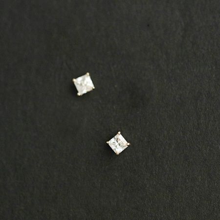 En detaljerad vy av ett par 925 sterling silver fyrkantiga studörhängen.