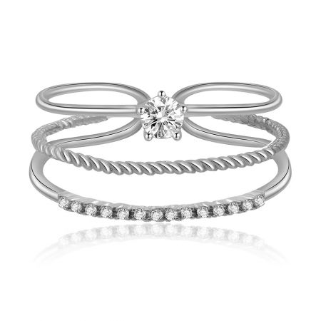 Bague empilable en argent 925 à 3 lignes - Une pile de trois bagues en argent sterling 925 ornées de zircon cubique blanc étincelant, mettant en avant le design empilable.