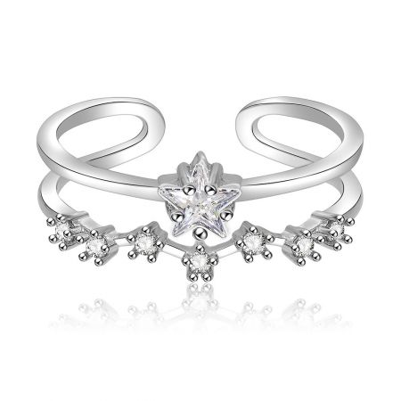 All Stars Verstelbare Ring - Vooraanzicht van de All Stars Verstelbare Ring, met de centrale stervormige cubic zirconia steen op een rhodium-geplateerde band.
