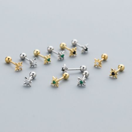 Orecchini a vite a forma di stella in argento sterling 925 con zirconia cubica (set di 5 paia) - Una collezione di orecchini a vite a forma di stella in argento sterling 925 con zirconia cubica, presentati sia in finiture argento che oro con vari colori di gemme.