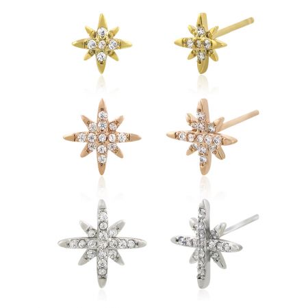 Une vue rapprochée des boucles d'oreilles en forme d'étoile en or, or rose et argent, chacune avec un accent en pierre précieuse centrale.