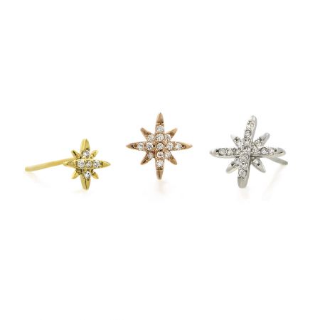 L'ensemble complet de trois boucles d'oreilles en forme d'étoile, montrant les différentes finitions métalliques et les embellissements ressemblant à des diamants.