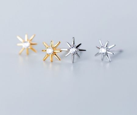 Gli orecchini Starburst in argento sterling 925 mostrati in opzioni di placcatura oro e argento.