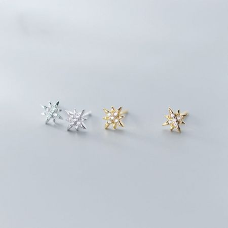 Orecchini a perno mini starburst in argento sterling 925 CZ (5 paia) - Set di orecchini a perno mini starburst in argento sterling 925 con CZ, che mostra sia le opzioni in argento che in oro placcato con pietre trasparenti scintillanti.