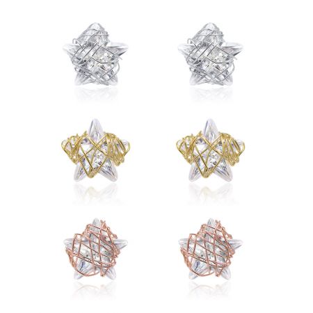 Ensemble de boucles d'oreilles CZ en étoile minimaliste en or. - Un ensemble de trois boucles d'oreilles minimalistes en forme d'étoile en finitions or, argent et or rose, chacune dotée d'une pierre en zircon cubique étincelante.
