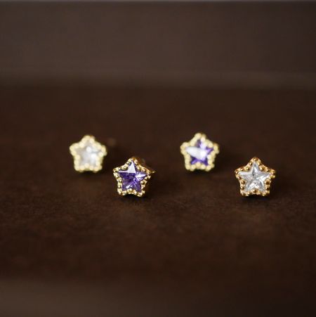 Orecchini a stella a cinque punte piccoli in argento sterling 925 dorato (5 paia) - Scatto promozionale di quattro orecchini a stella a cinque punte in argento sterling 925, placcati in oro e incastonati con pietre preziose scintillanti.