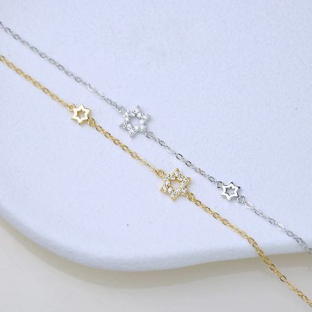 925 Sterling Zilveren Vergulde Hexagram Ster Armband Set - Een set van 925 sterling zilveren hexagram ster armbanden, die zowel de elegante zilveren als luxueuze vergulde opties toont op een schone witte achtergrond.
