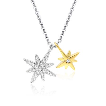 Visão detalhada dos pingentes em forma de estrela no Colar Double Dangle Starburst, destacando as pedras de zircônia cúbica brilhantes.