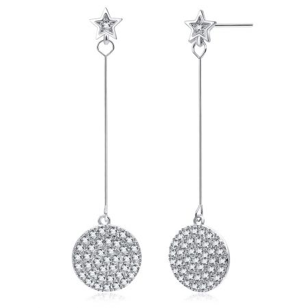 Perfil lateral de los pendientes colgantes con estrellas, destacando la barra delgada y larga que conecta la parte superior en forma de estrella con el colgante circular cubierto de piedras.