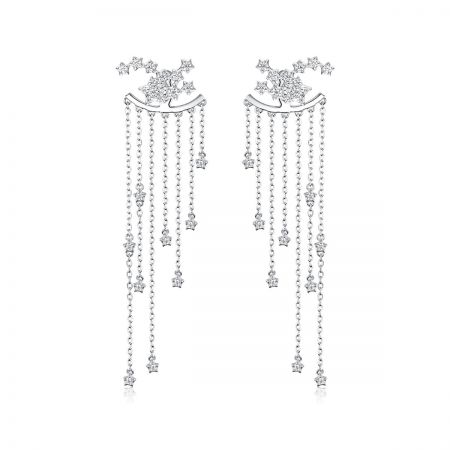 Orecchini a goccia con frange a stella in argento sterling 925 CZ con lunga catena - Scatto di prodotto in studio degli orecchini a goccia con frange a stella in argento sterling 925 con zirconia cubica scintillante e lunghi ganci posteriori a catena.