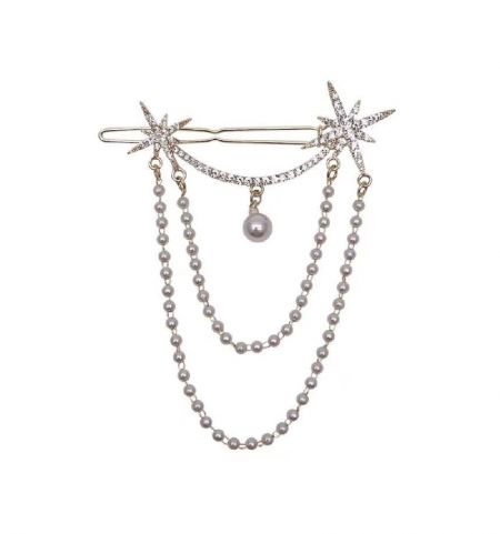 Pasador de cabello colgante con forma de estrella - Un primer plano del pasador de cabello colgante con forma de estrella, un accesorio temático celestial chapado en oro con motivos de estrellas y acentos de perlas.
