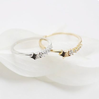 銀と金の仕上げの星をテーマにしたリングのペアで、利用可能なオプションを示しています。